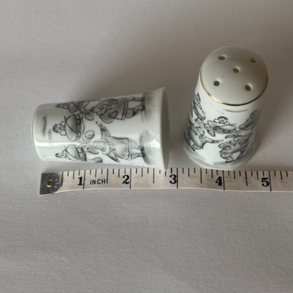 Vintage Salt and Pepper shakers artwork by 'Robert Mayokok. - Picture 7 of 7